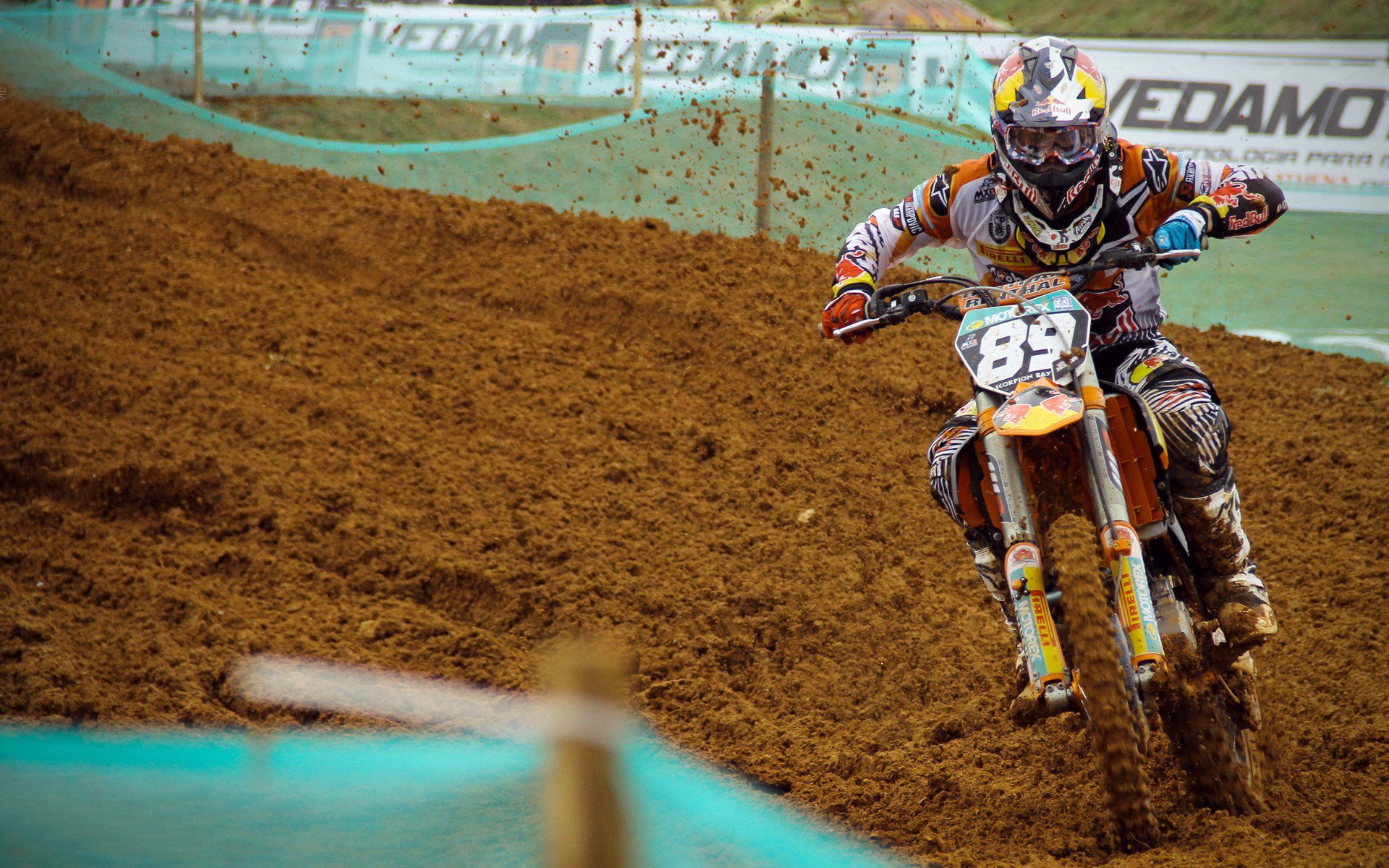 绿茵场外的封锁线，当西甲德比遇见玻利维亚的日本困境